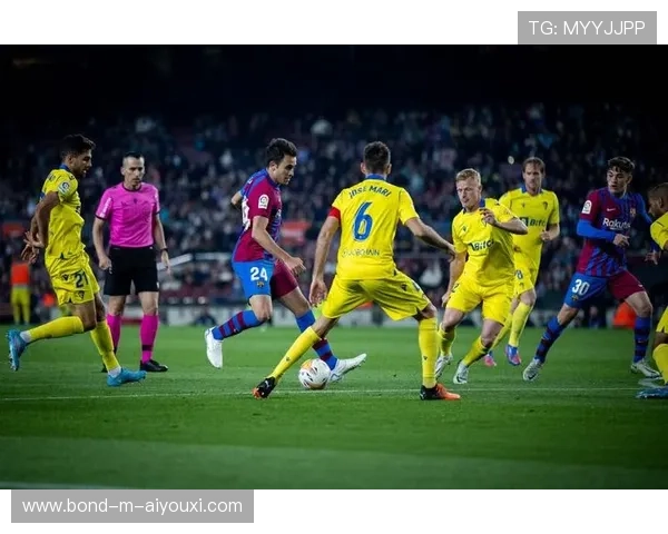 巴塞罗那边路成功吸引，中路空间被释放